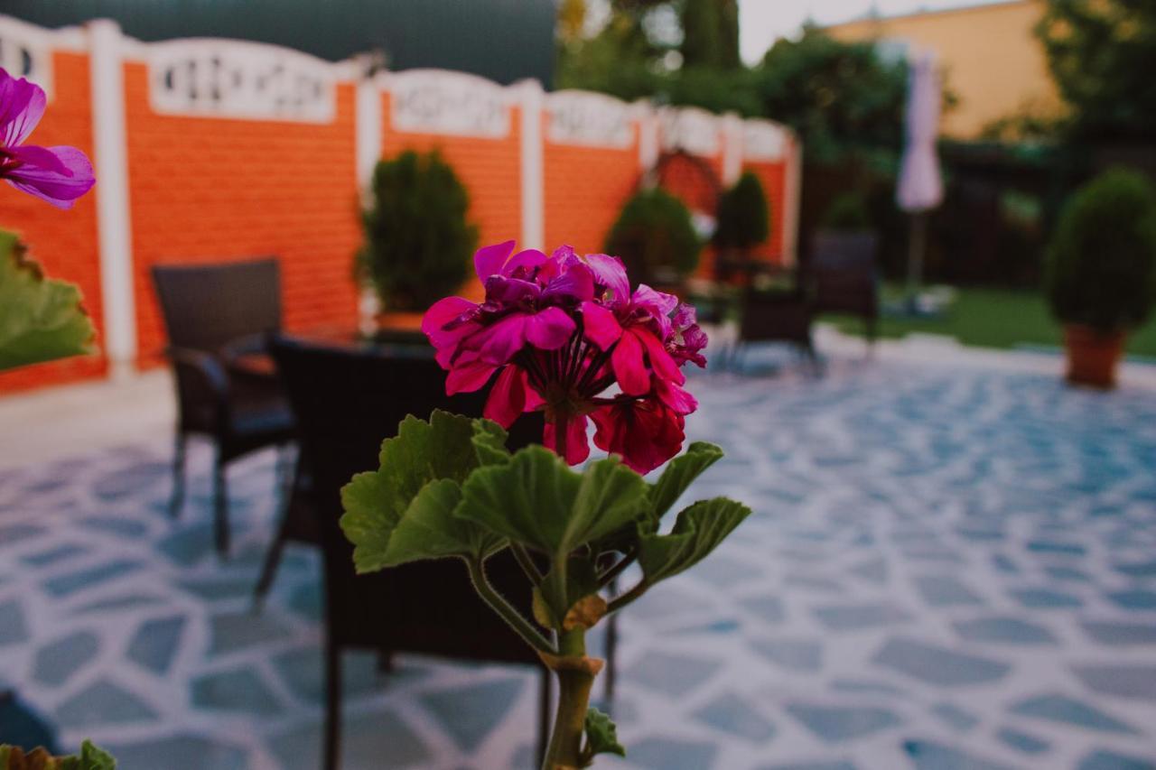 Hotel Lux Tbilisi Exterior foto